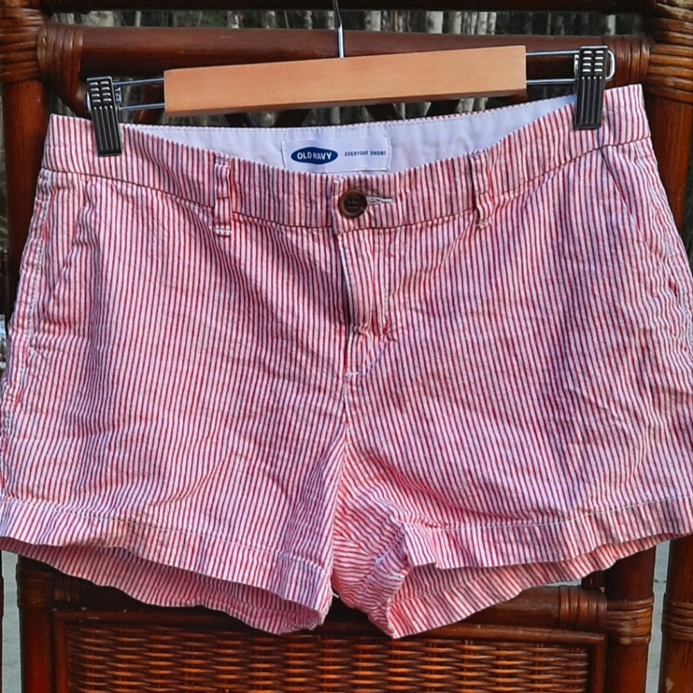 🍀3/15 Old Navy Woman's Red & white stripped shorts 🤍❤️